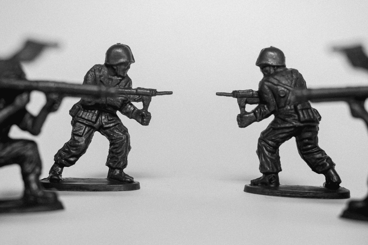 Des petits soldats en plastique noir se font face à face