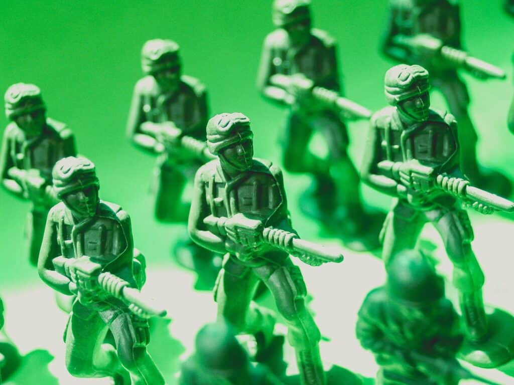 Des petits soldats en plastique vert