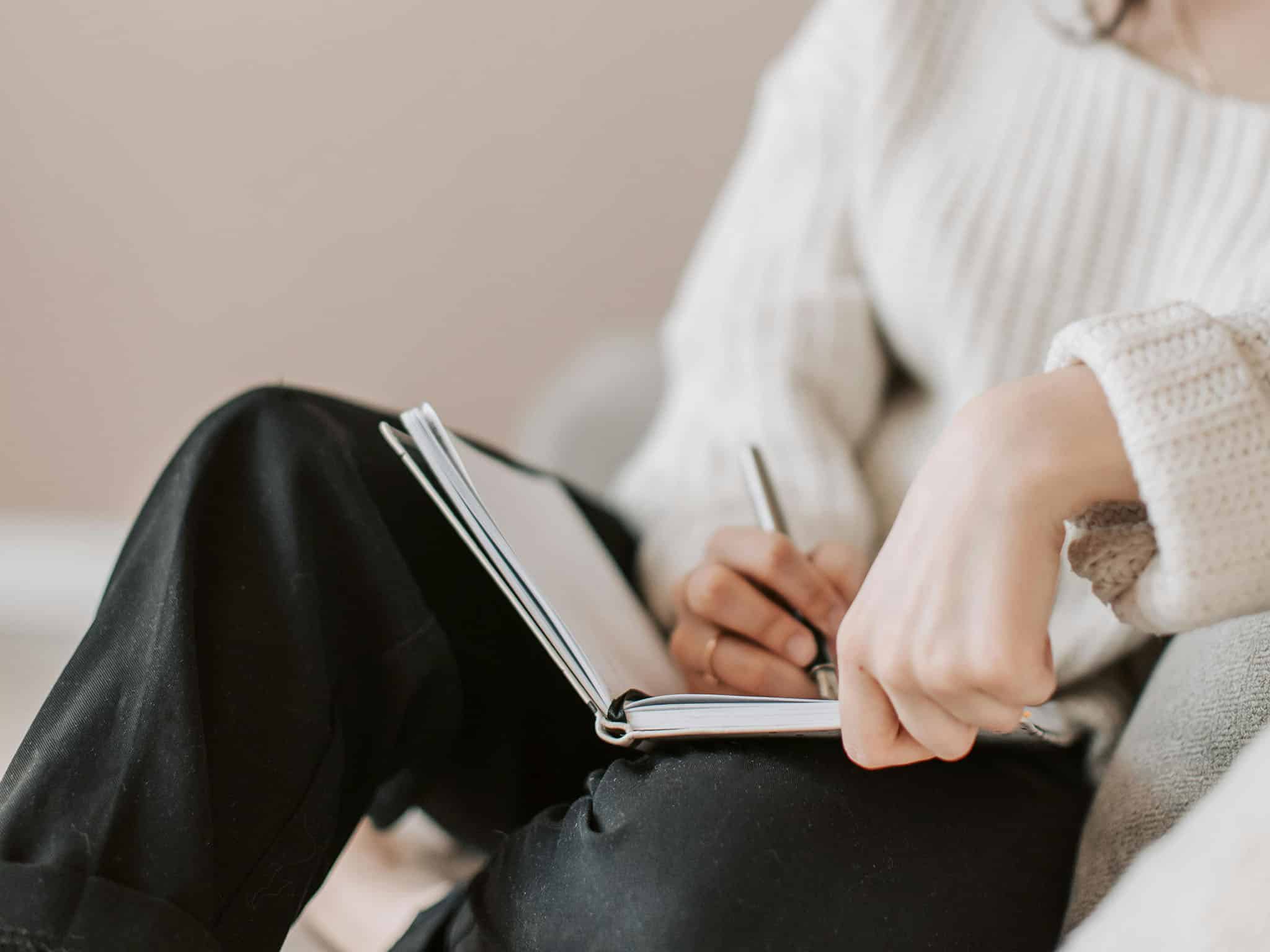 Une femme écrivant un livre