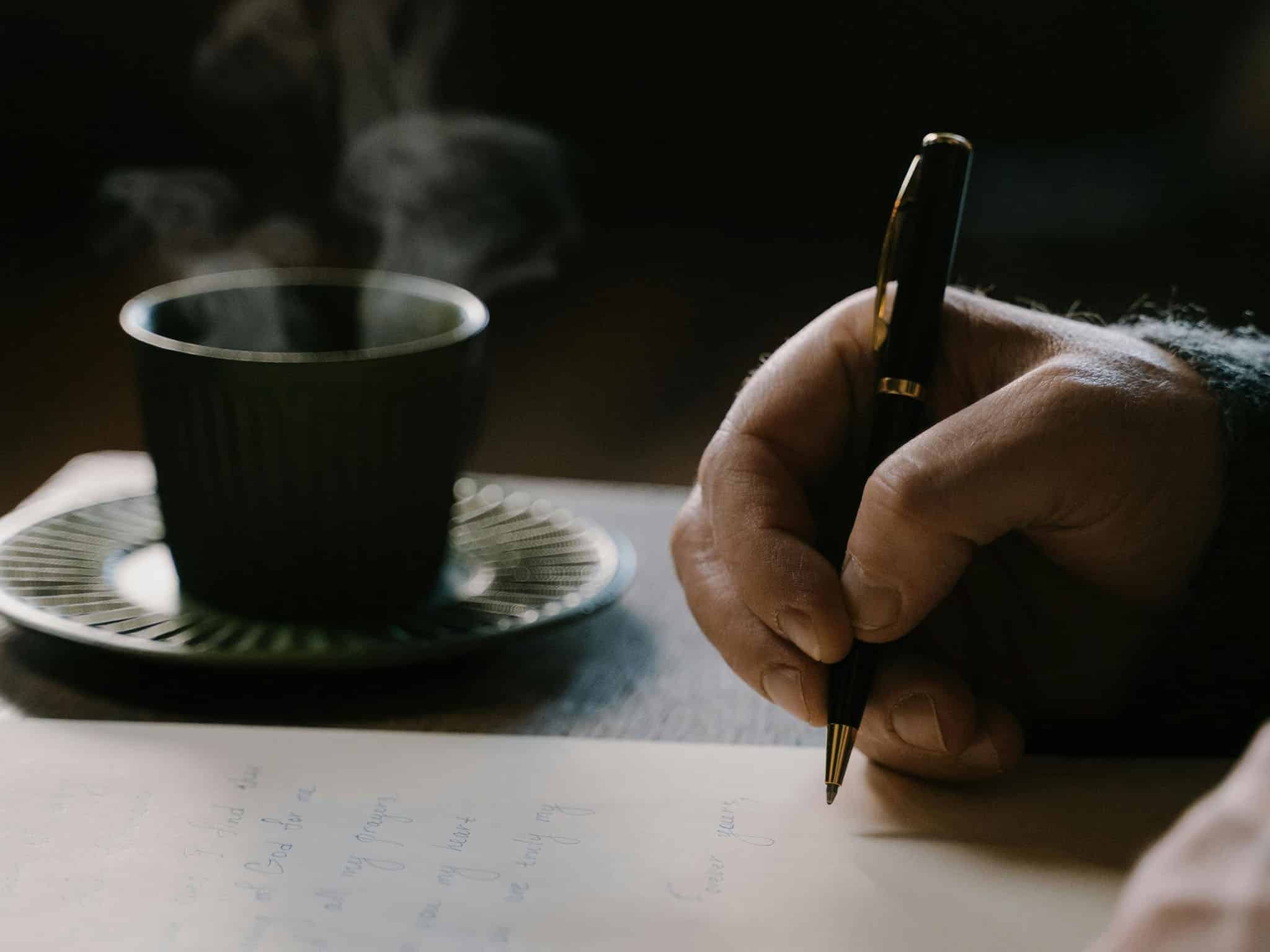 Une main écrivant un manuscrit