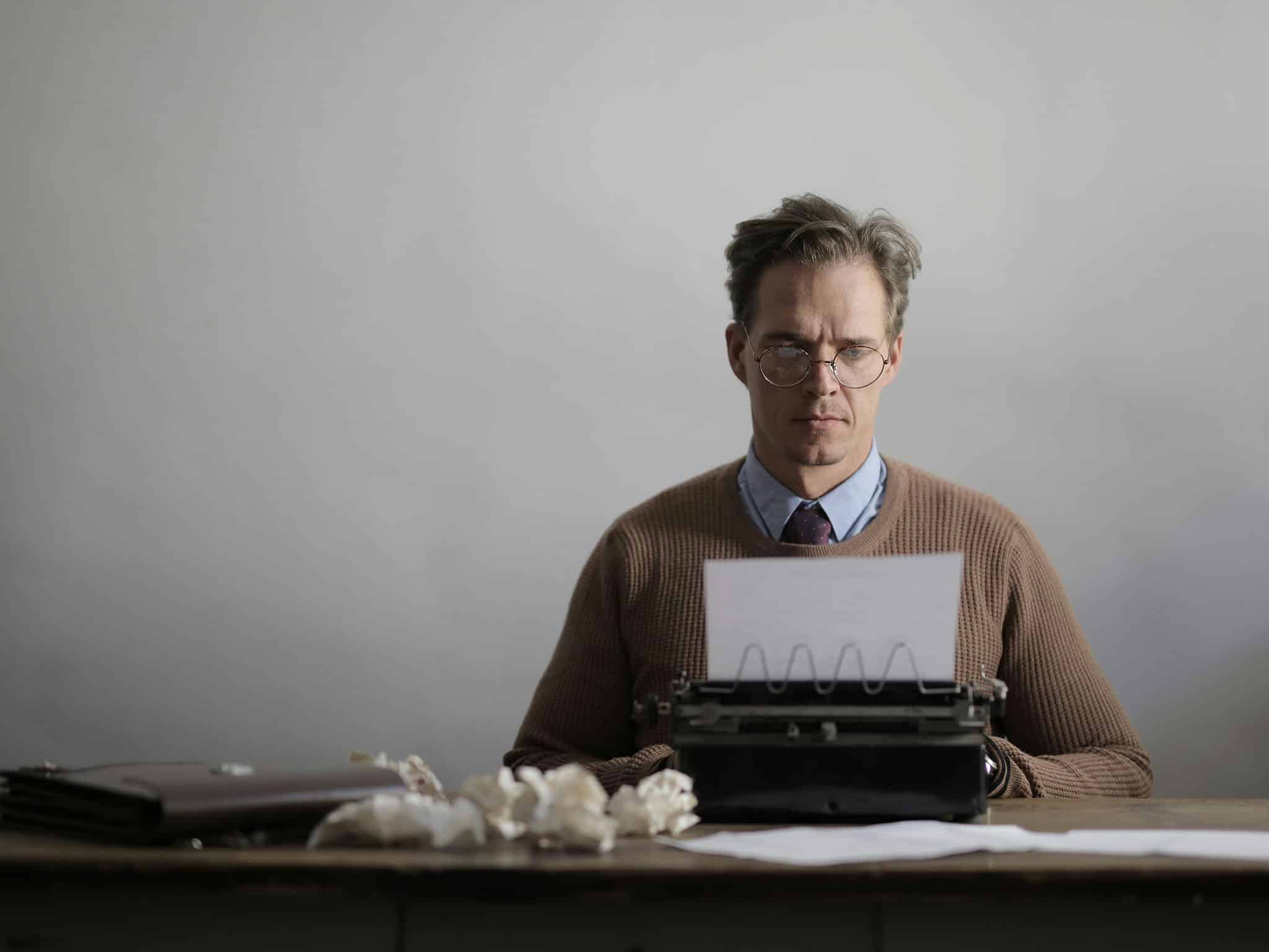 Un écrivain sur une machine à écrire