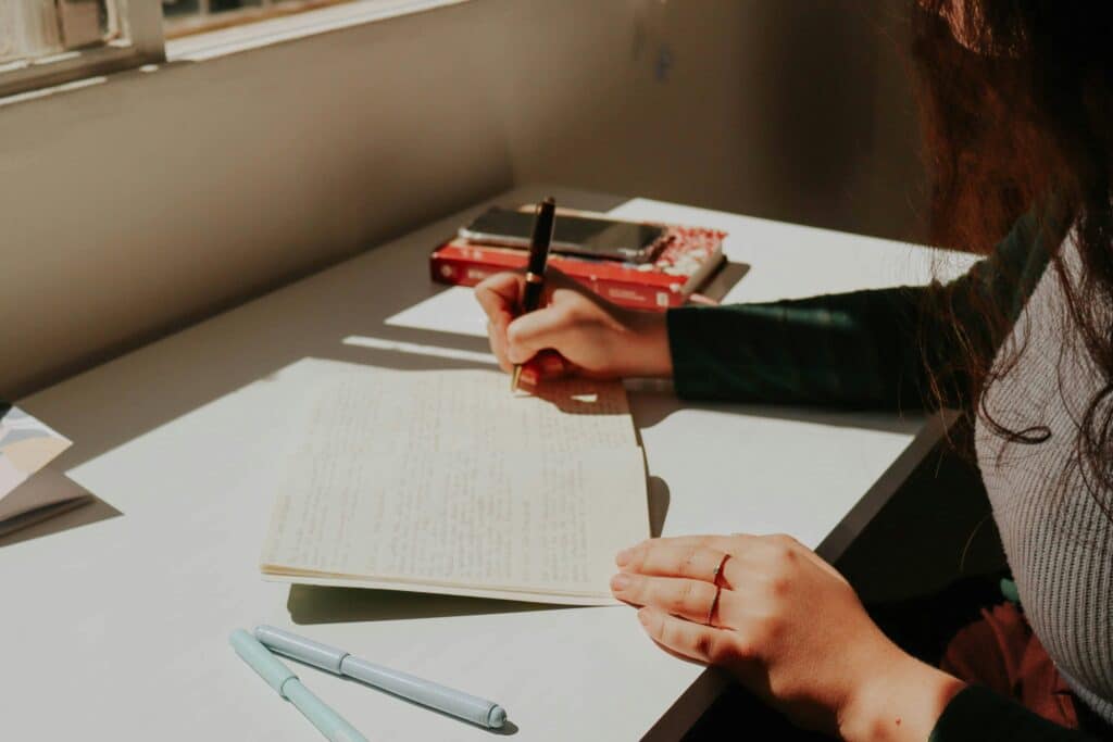 Une femme écrit dans un carnet