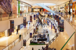 L'intérieur d'un grand centre commercial