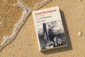 Le livre "Le vieil homme et la mer" sur une plage