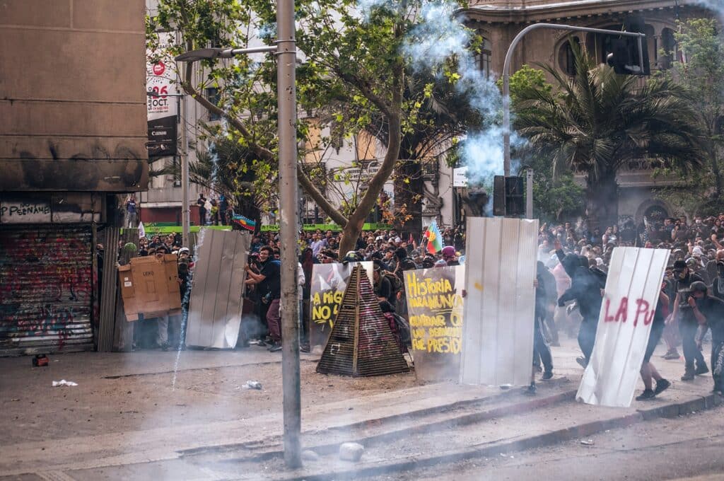 Une manifestation avec des choses qui brûlent