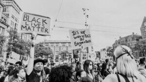 Une manifestation en noir et blanc