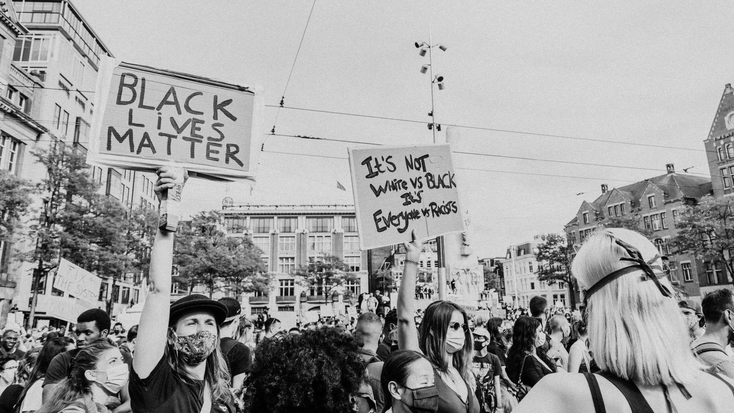 Une manifestation en noir et blanc