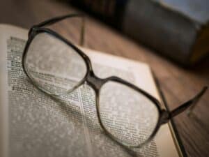 Des lunettes de vue se trouvent sur un dictionnaire