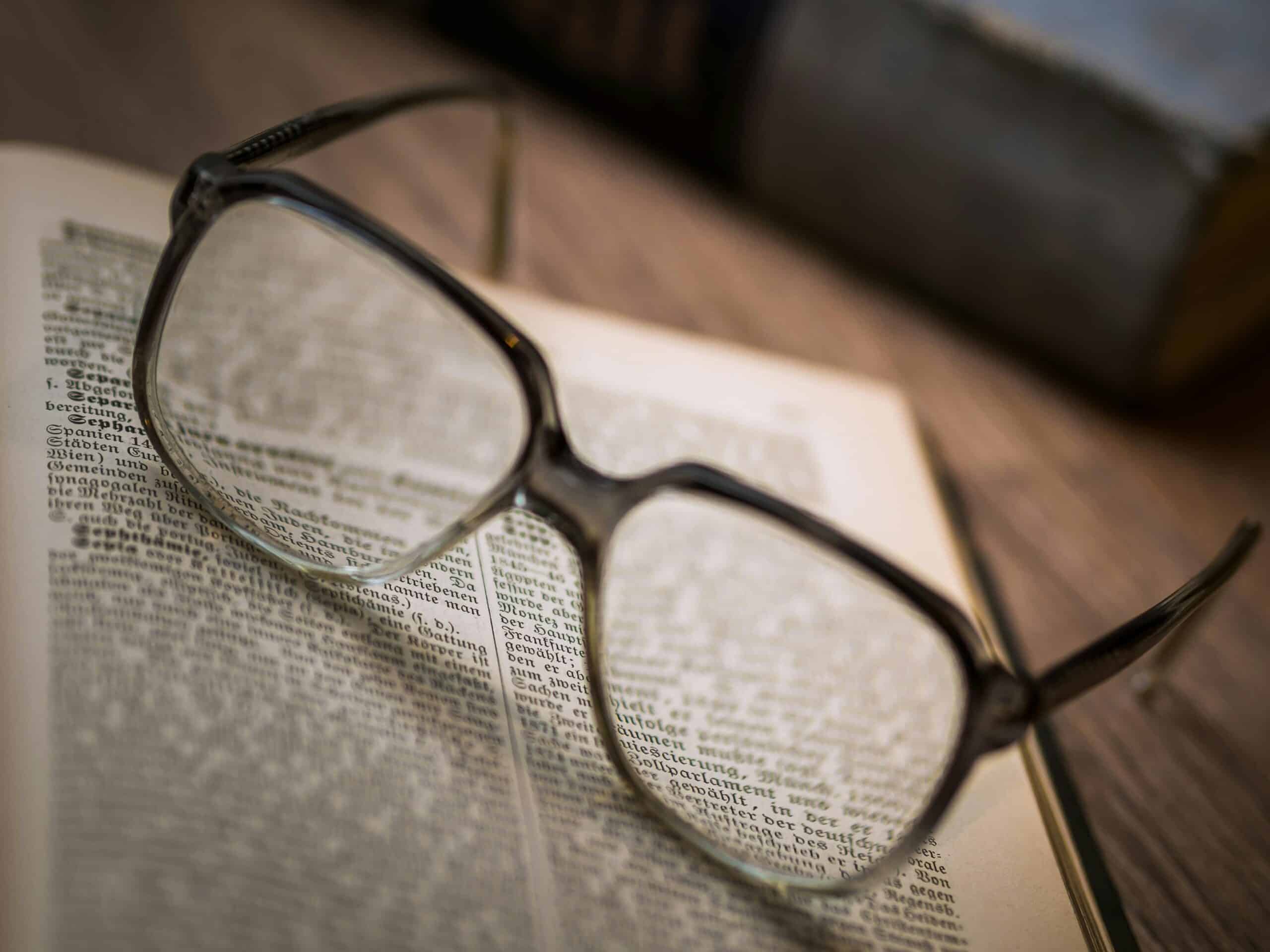 Des lunettes de vue se trouvent sur un dictionnaire