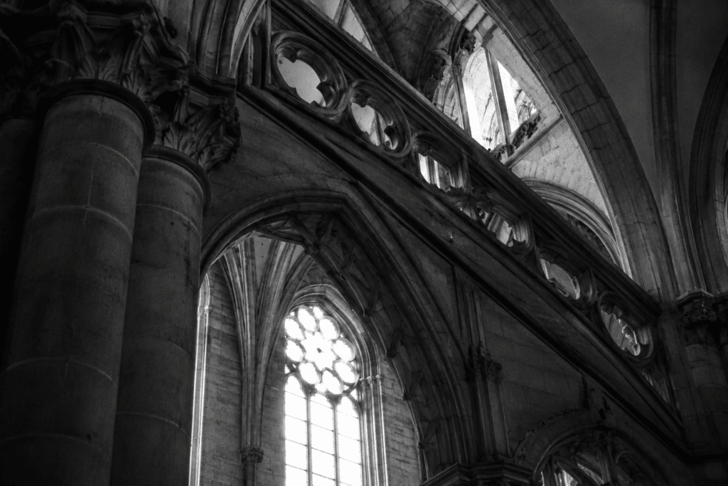 Une cathédrale en noir et blanc pour illustrer les fondations.