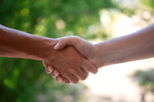 Deux personnes se serrent la main