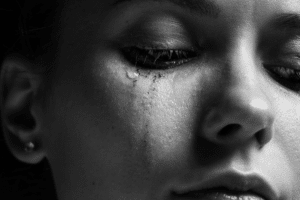 Une femme pleure