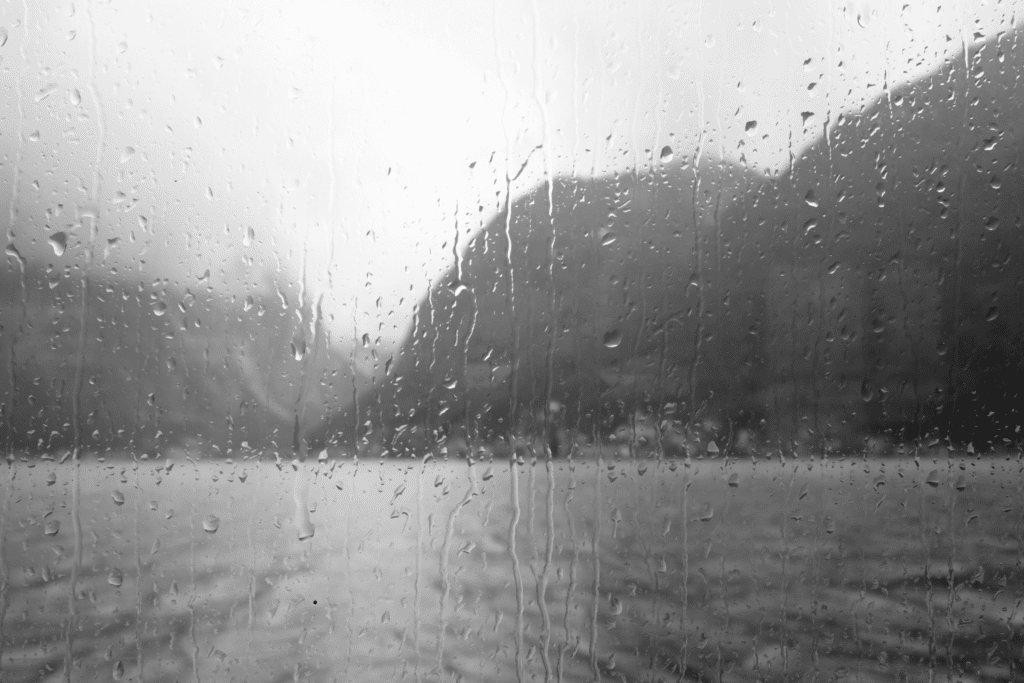 Un lac vu depuis un bateau sous la pluie