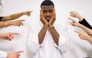 Un homme qui se fait pointer du doigt