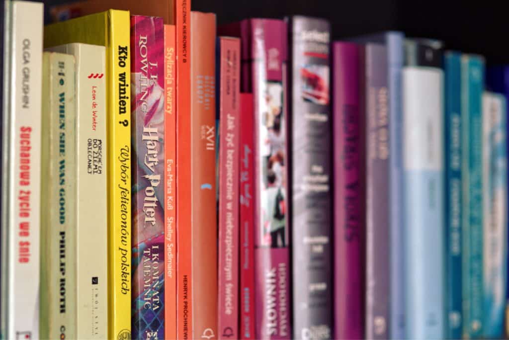 Une étagère de bibliothèque avec des livres colorées.