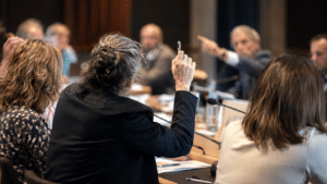 Un débat entre plusieurs intervenants professionnels.