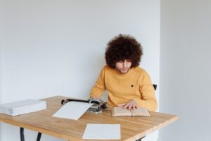 Un homme qui écrit un roman sur son bureau