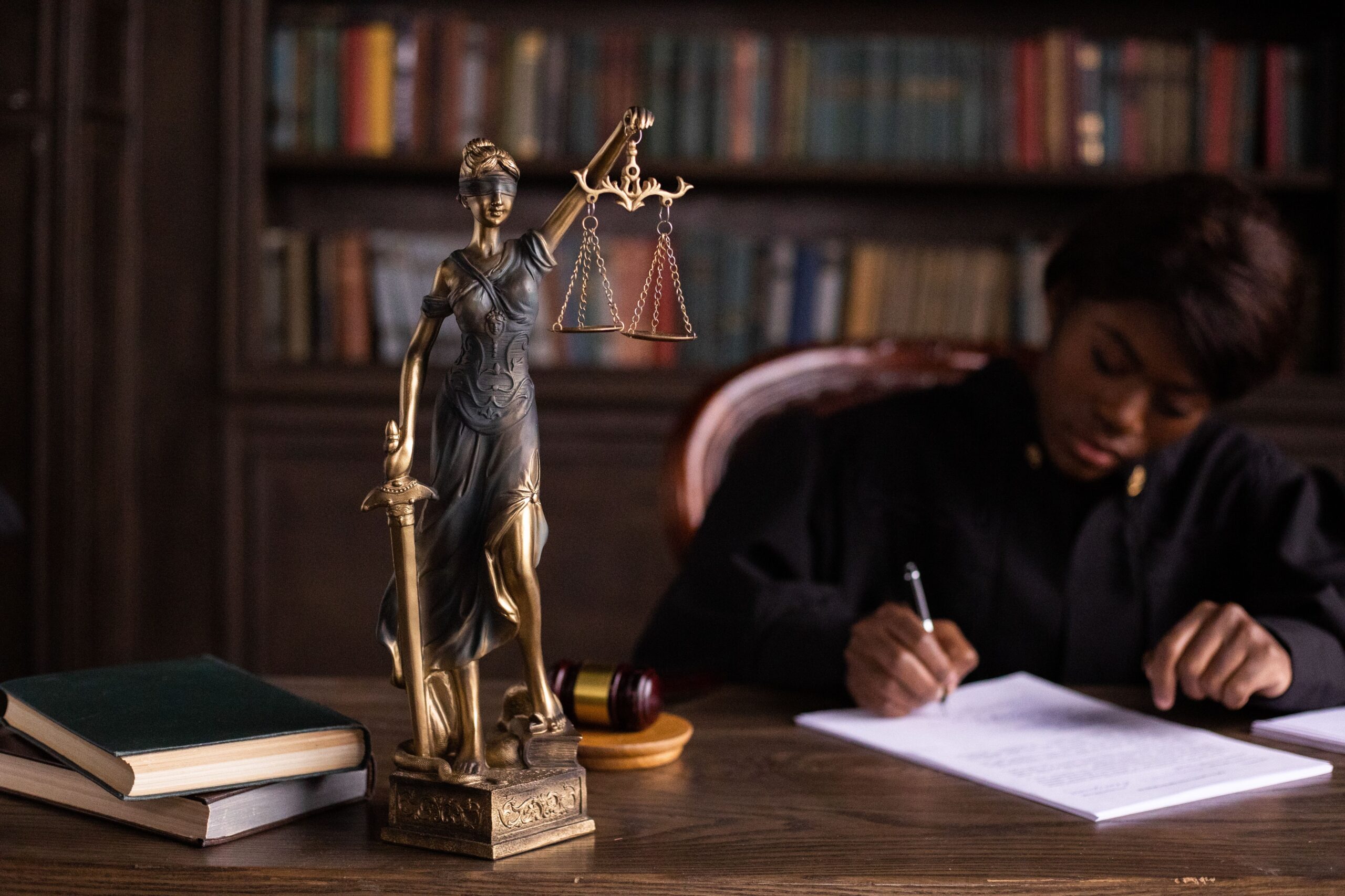 Une femme avocate derrière son bureau.