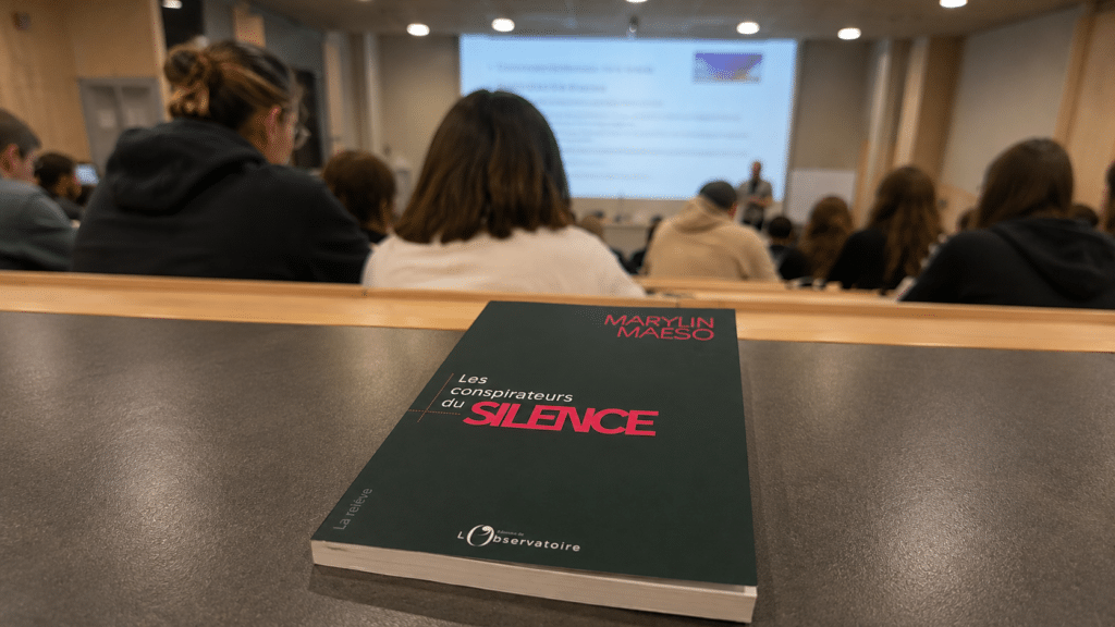 Le livre de Maeso posé dans un amphithéâtre avec des élèves.