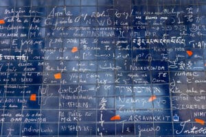 Un mur de mots dans pleins de langues.