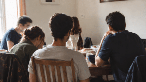 Un groupe de personne autour d'une table avec un malaise ambiant.