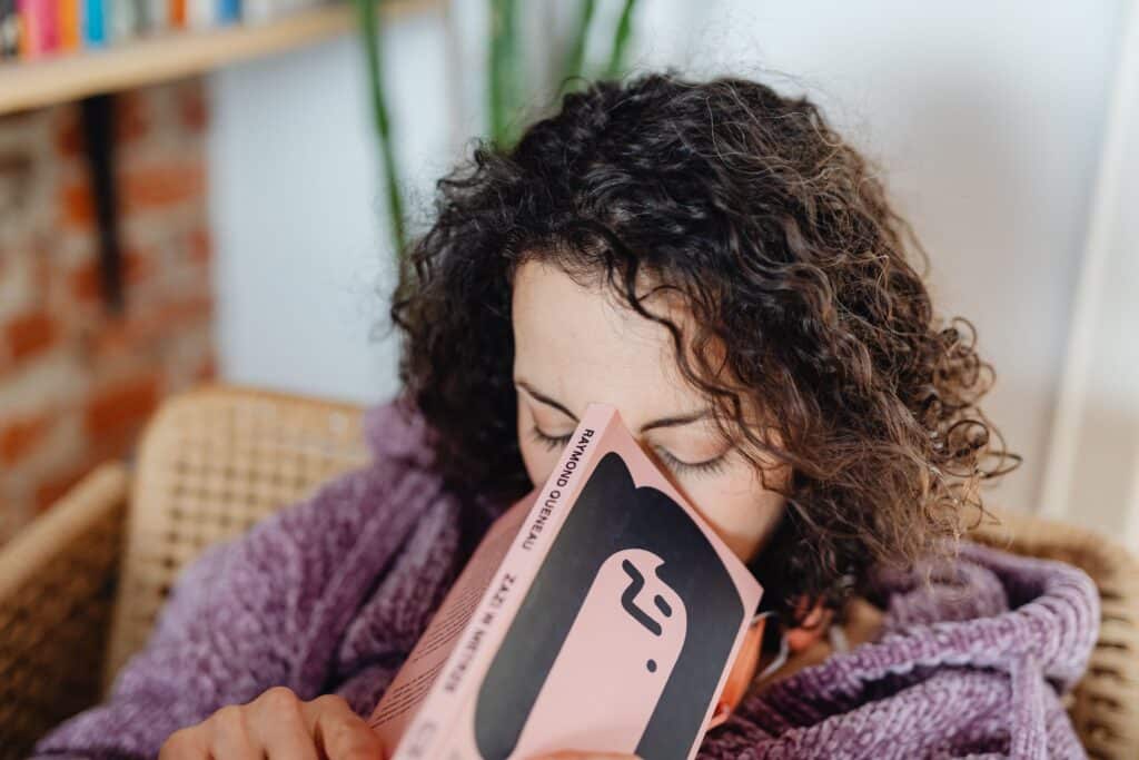 La lecture d'un livre qui réactive un trauma.