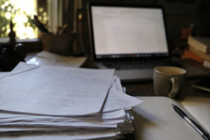 Un manuscrit sur un bureau avec un ordinateur.
