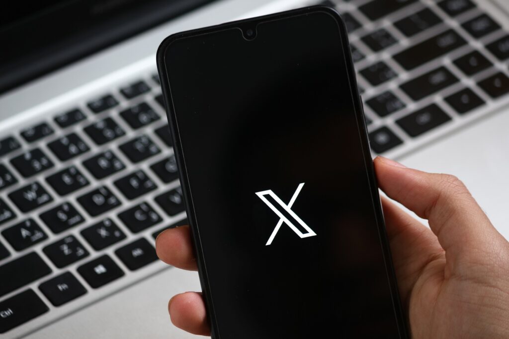 Un utilisateur qui ouvre X (ex Twitter) sur son téléphone.