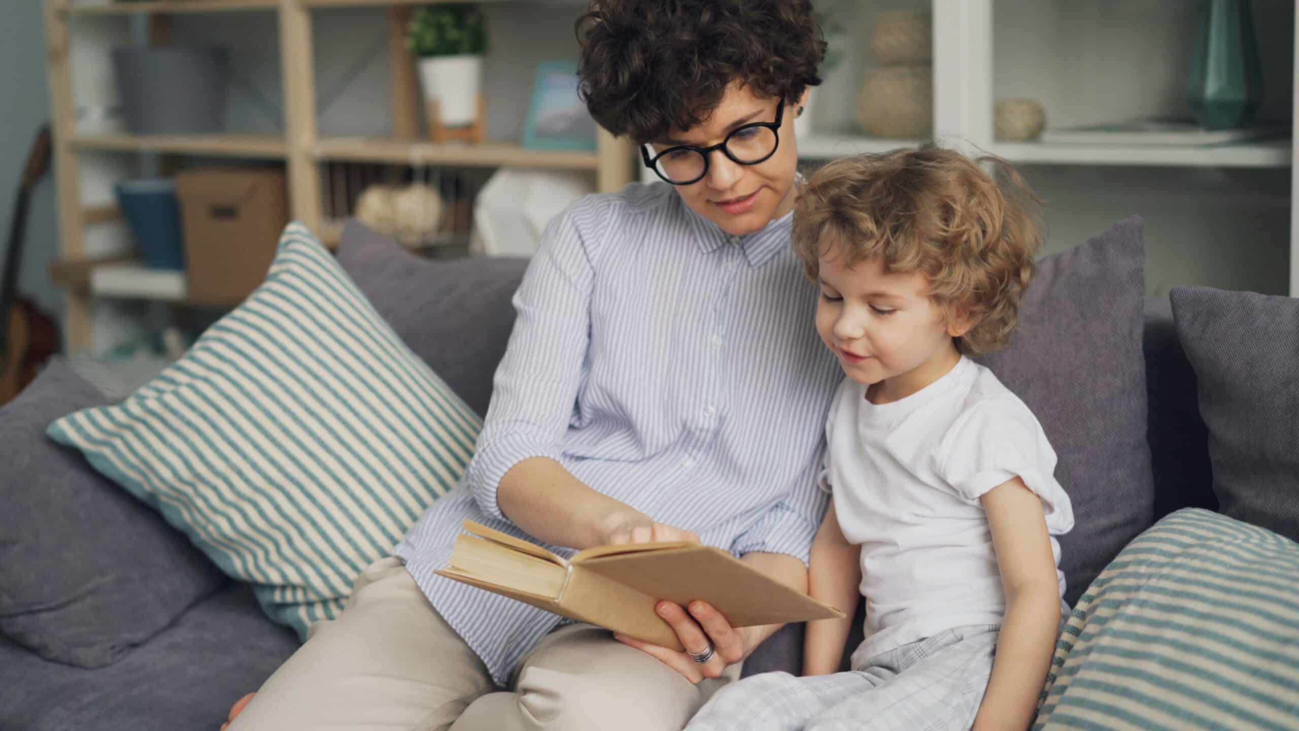 Une maman qui fait la lecture a son enfant