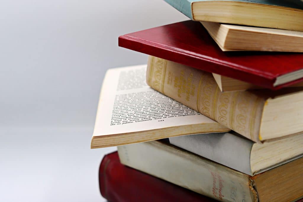 Une pile de livres anciens