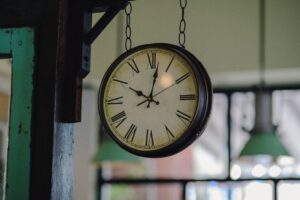 Une horloge pour illustrer l'analepse