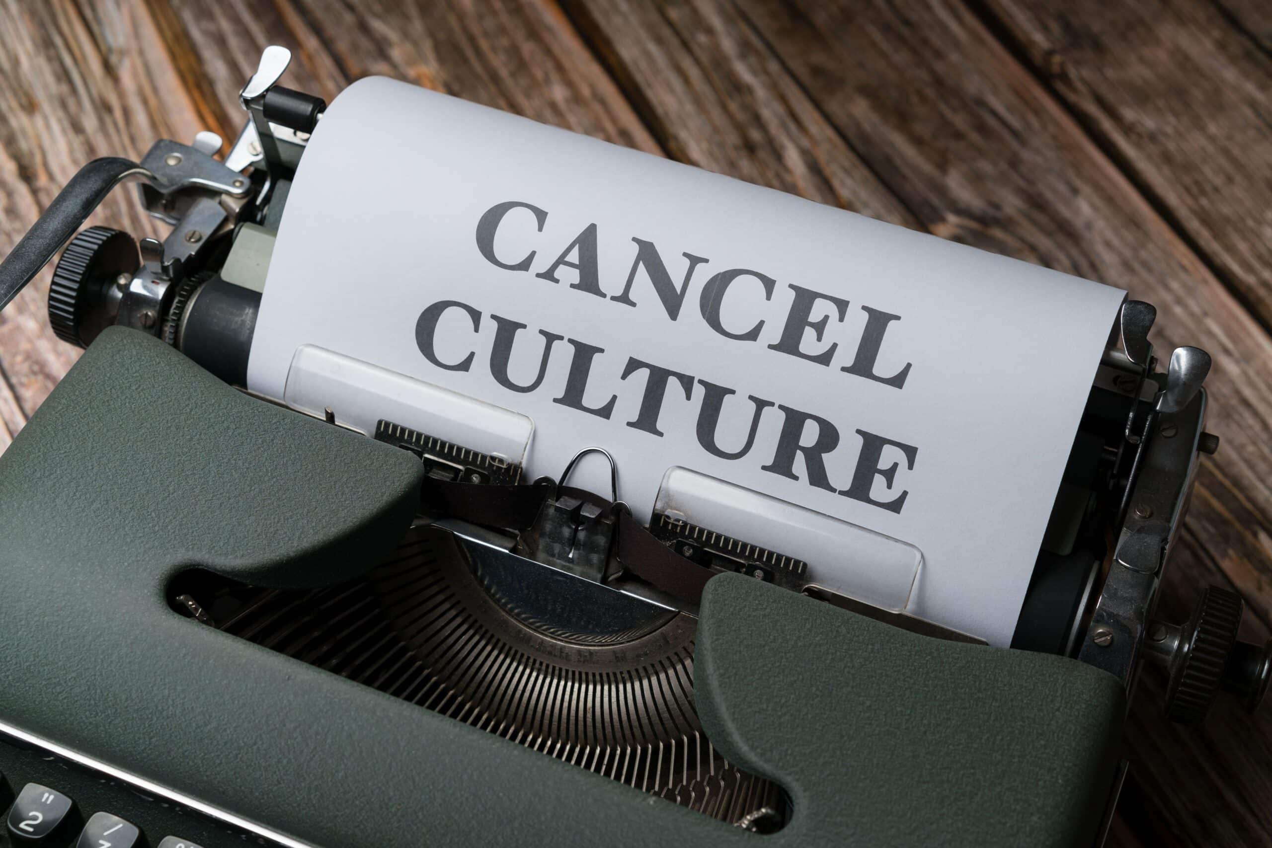 Une machine à écrire avec un papier écrit cancel culture