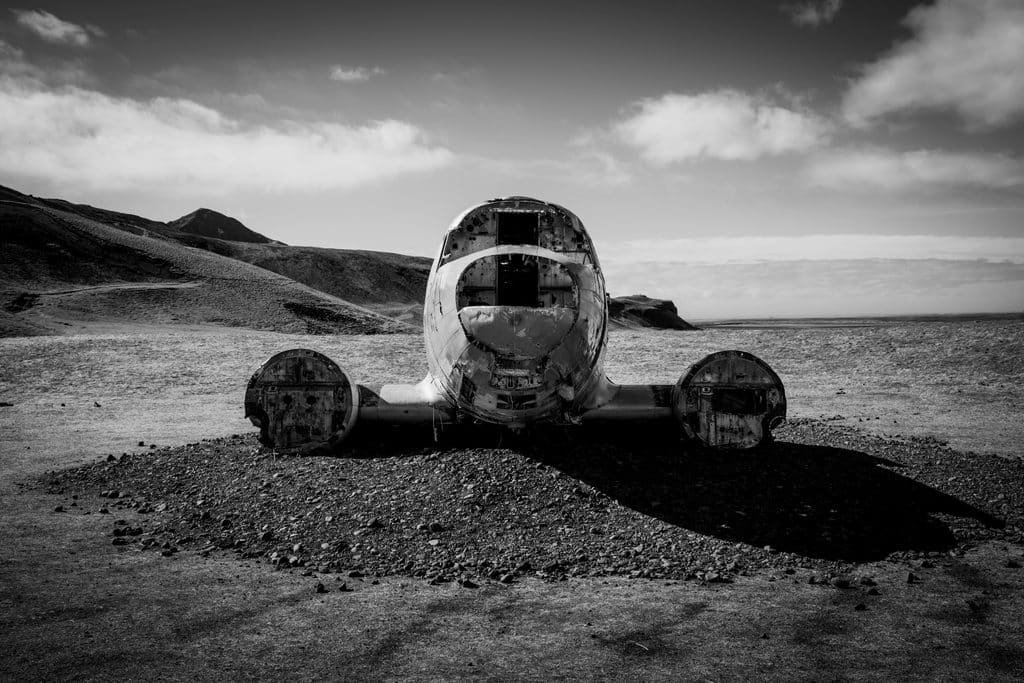 Un avion écrasé dans le désert