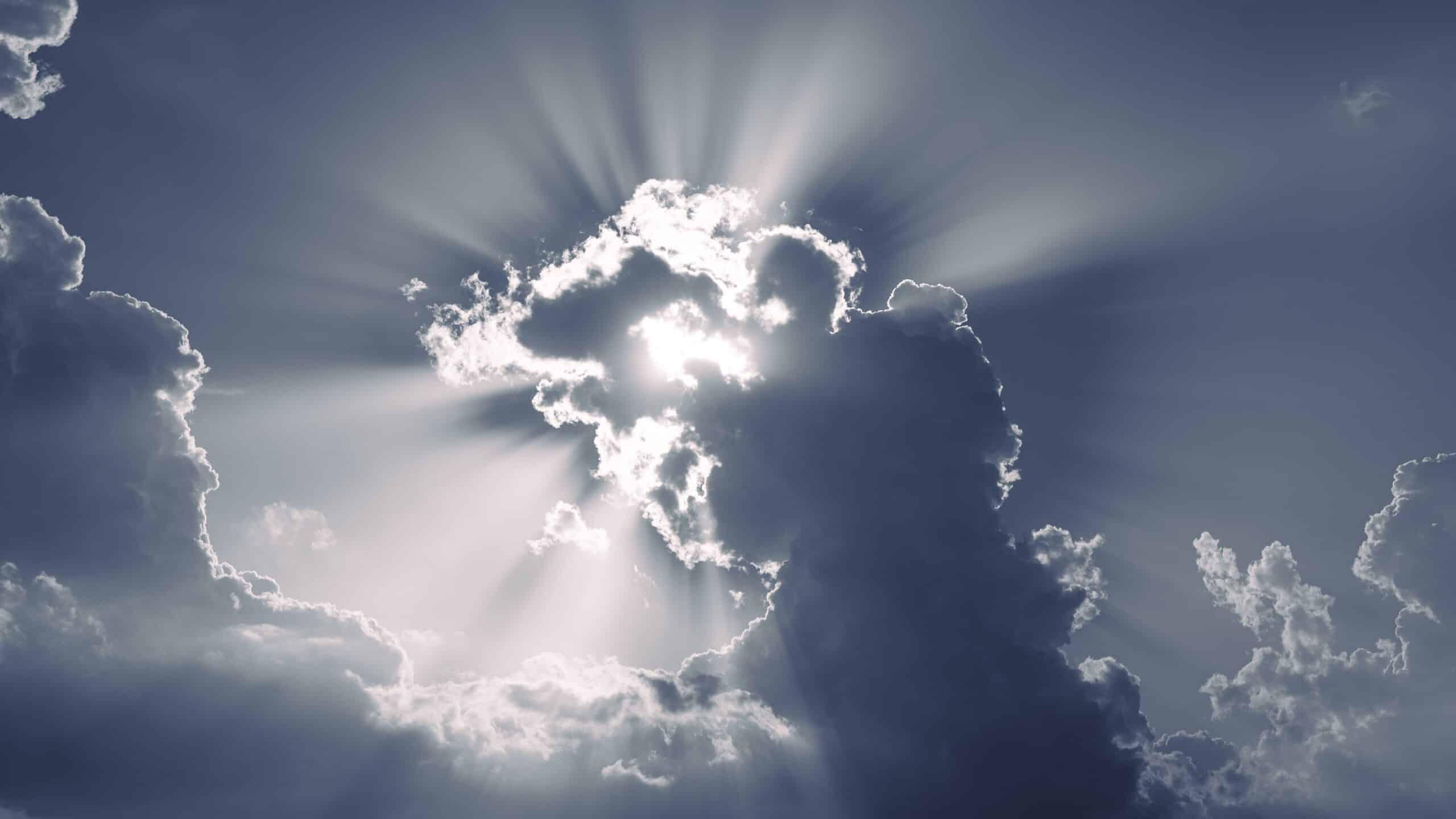 Ciel nuageux avec un halo de lumière