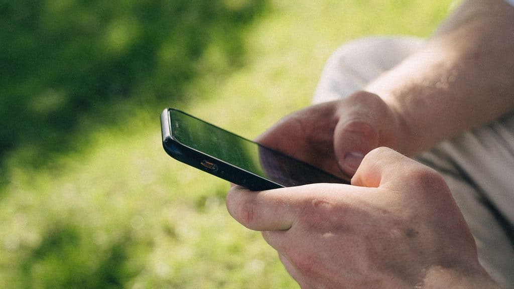 Un homme sur son téléphone