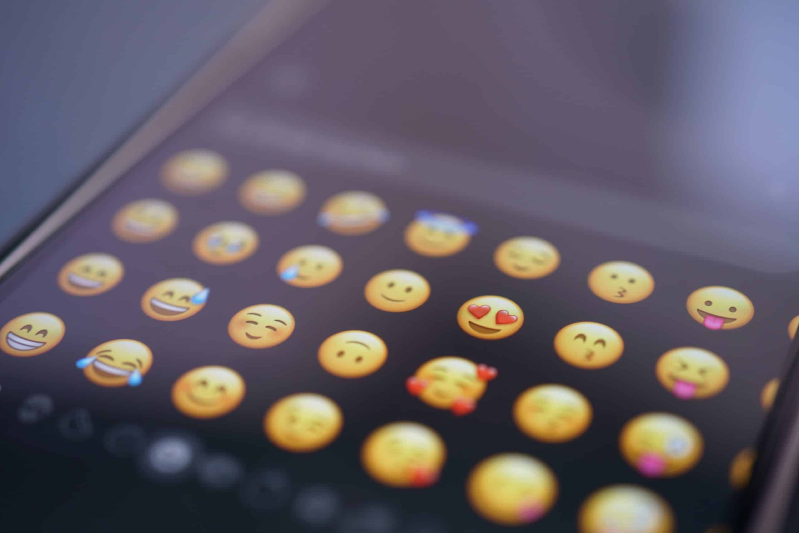 Un clavier d'emoji sur le téléphone