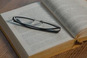 Une paire de lunette sur un roman ouvert