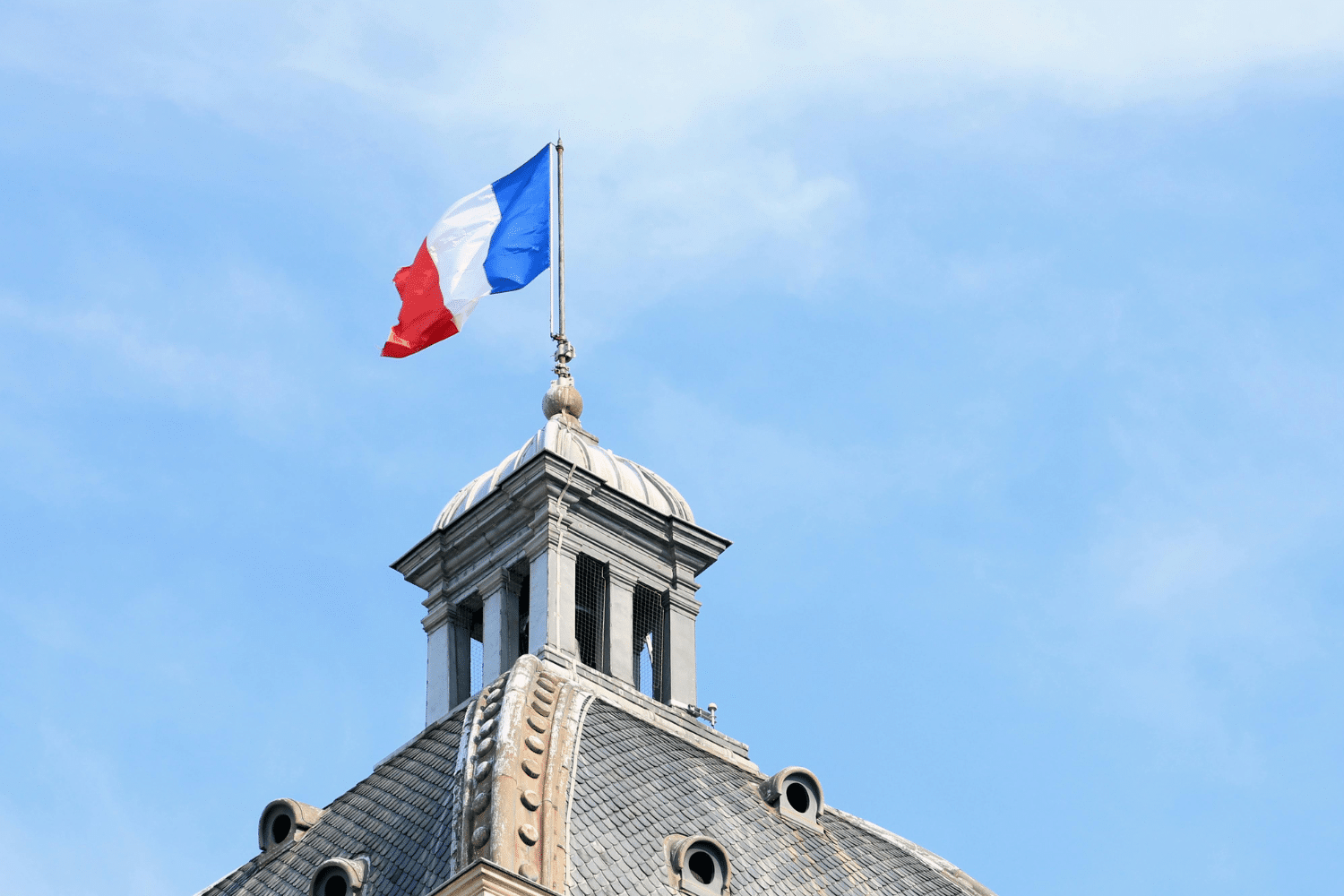 Un monument français avec un drapeau sur son toit