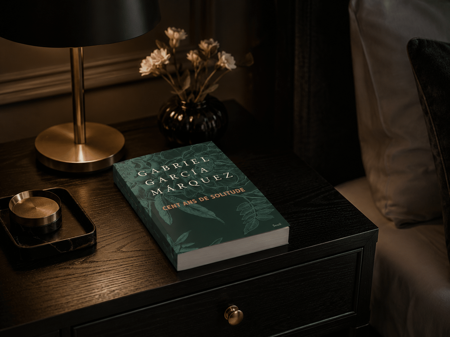 Le livre "Cent Ans De Solitude" de Gabriel Garcia Marquez vu de près sur une table de nuit en bois noir