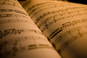 Une partition de musique dans un livre