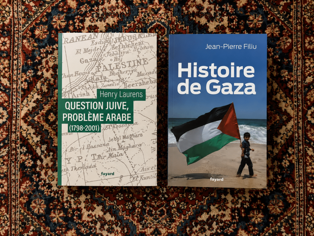 Les livres "Question Juive, Problème Arabe" de Henry Laurens et le livre "Histoire de Gaza" par Jean-Pierre Filiu posés sur un élégant tapis