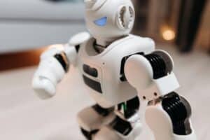 Un robot en plastique avec un air menaçant
