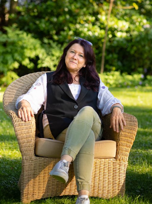 L'auteur Malédicte assise dans un fauteuil